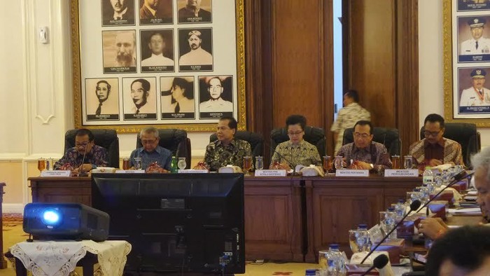 Malam-malam, CT Kumpulkan Menteri Ekonomi dan Gubernur di Surabaya
