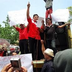 Bupati Kediri Dituduh Cari Dukungan untuk Pencalonan Suami