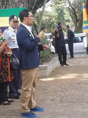 Ciyee, Ridwan Kamil Ngantor Pakai Sepatu Kets Baru