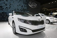 Optima Diesel Hybrid menggunakan mesin 1,7 liter CRDi trubodiesel dengan motor listrik 48v lead carbon baterai.