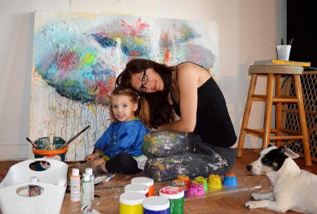 Keren! Dari Coret-coretan, Ibu dan Anak Ini Kompak Bikin Lukisan