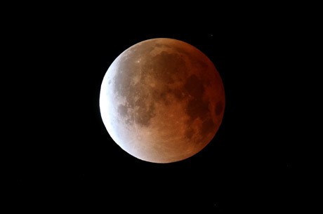 Saksikan! Gerhana Bulan Berwarna Merah Darah Nanti Malam