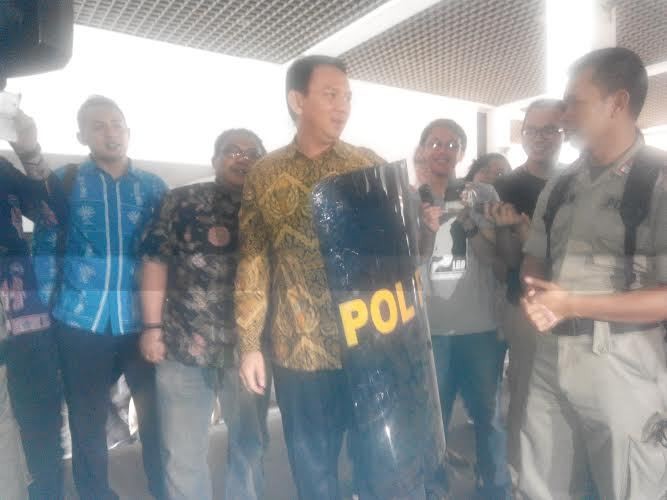 Begini Gaya Ahok Cek Peralatan Satpol PP Hadapi Demo