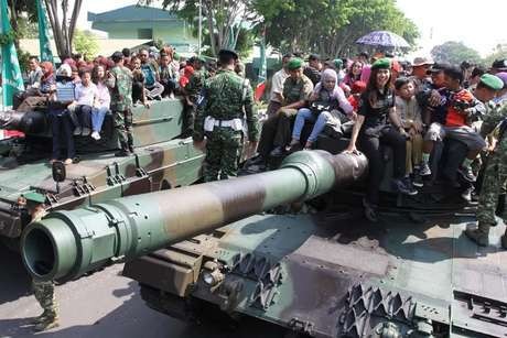 KSAD Bangga Rakyat Antusias Naik Tank dan Kendaraan Perang TNI KSAD Bangga Rakyat Antusias Naik Tank dan Kendaraan Perang TNI