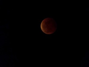 Gerhana Bulan Merah Darah di Kuningan Tampak Menakjubkan