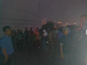 Antusias Lihat Gerhana Bulan, Puluhan Warga Padati Planetarium Jakarta