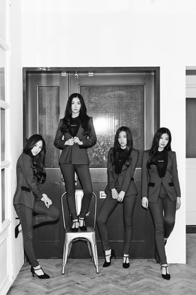 Red Velvet Berjas Hitam untuk Teaser Foto Be Natural