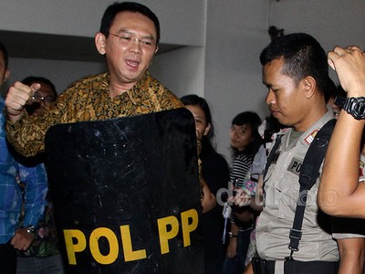 Ahok Jajal Tameng Satpol PP