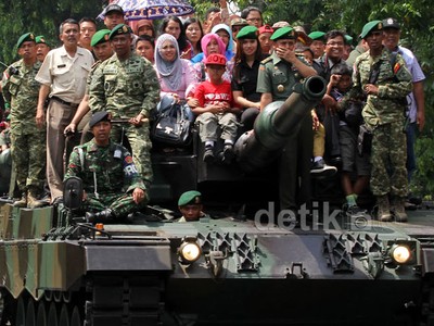 TNI Ajak Warga Naik Tank Leopard