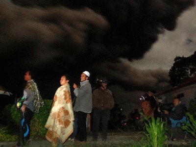 Gunung Sinabung Semburkan Abu Vulkanik