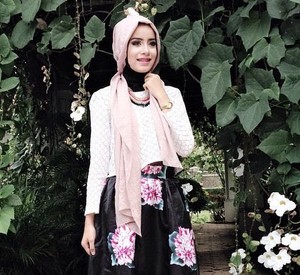Hijab Style: Padu Padan Busana Bermotif Ala Make-up Artist Aghnia Punjabi