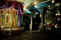 Para Hantu Masih Gentayangan di Bar-bar Angker Ini (2)
