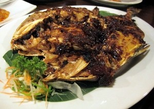 Makan Siang Mantap: Ikan Bakar Berbumbu Pedas dari Manado dan Makassar