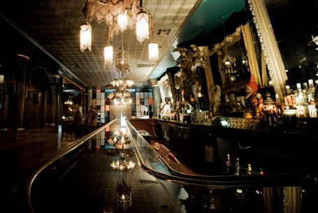 Para Hantu Masih Gentayangan di Bar-bar Angker Ini (2)