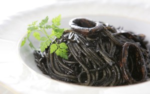 Hitam Pekat Tinta Cumi yang Sarat Kandungan Mineral dan Vitamin