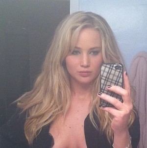 Jennifer Lawrence Mencak-mencak Foto Bugilnya Tersebar