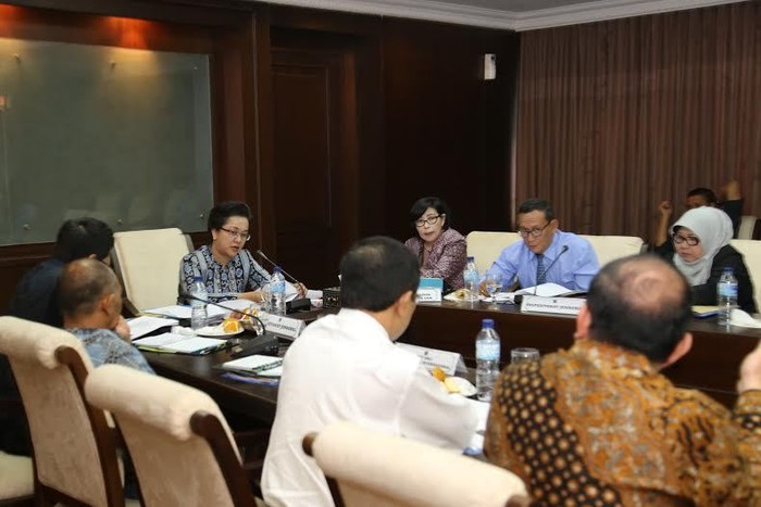 Rangkap Menakertrans, Armida Ingin Hemat Anggaran Dinas