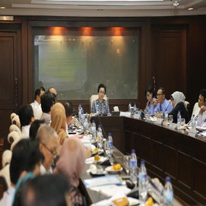 Rangkap Menakertrans, Armida Ingin Hemat Anggaran Dinas