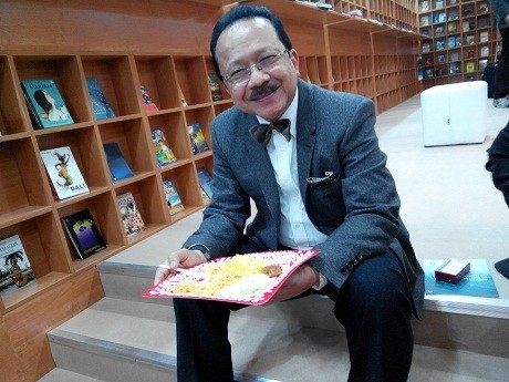 Santainya Foke Saat Menyantap Nasi Kuning di Jerman