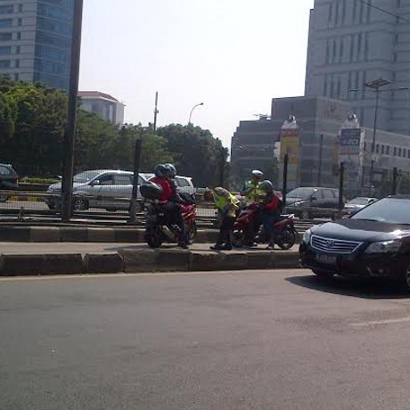 Mau Kabur, Pemotor Penerobos Busway Ini Tetap Kena Tilang Polisi