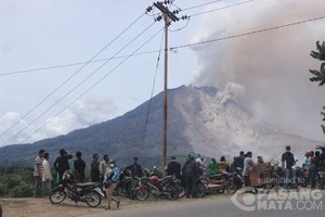 Penampakan Letusan Gunung Sinabung yang Jadi Tontonan Warga