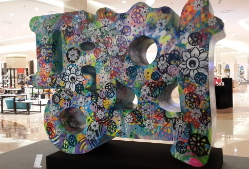 Instalasi Monumen Pyeonghwa di Lobi Mall