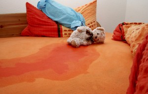 Minum Sebelum Tidur Bikin Anak Gampang Ngompol? Ini Kata Dokter