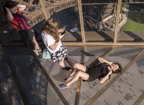 Yang Baru Dari Paris, Melayang di Menara Eiffel