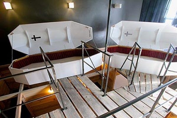 Menginap di Peti Mati & 5 Kamar Ajaib di Hotel Jerman