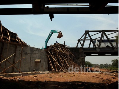 Pembangunan Akses Jalan Jembatan Cikadu Lambat