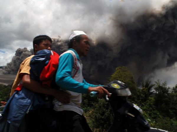 Warga Lereng Gunung Sinabung Mengungsi