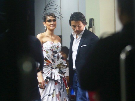 Ngintip Luna Maya Ditemani Kekasih Barunya di Belakang Panggung