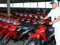     Populararitas motor bebek mulai tergusur oleh motor skutik. Namun hal ini belum berarti menjadi akhir dari motor bebek. Malah beberapa line up motor bebek menjadi motor terlaris. Untuk yang berkuasa di segmen ini saat ini adalah Revo. Motor ini terjual sebanyak 22.769 unit dan menjadi motor terlaris ke-6. (istimewa/Honda).