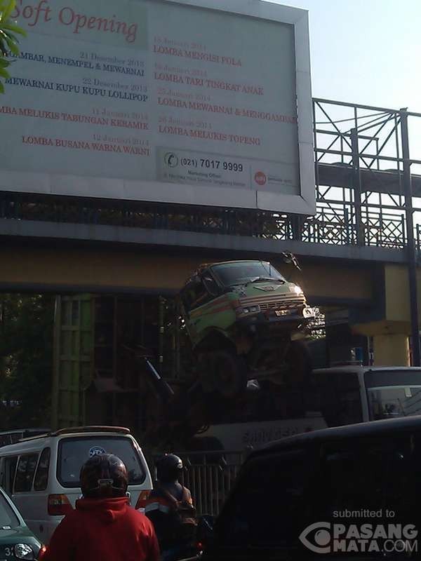 Baknya Nyangkut di JPO Jl Sudirman Tangerang, Truk Ini Ngetril