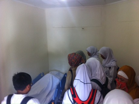 Di UKS, Darah di Kepala Siswa SMP 163 Ditahan dengan Kaos