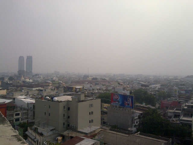 Seperti Ada Kabut, Begini Langit Medan yang Bertabur Abu Sinabung