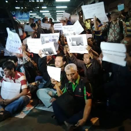 Warga Demo di Stasiun Senen Tuntut Turunkan Harga Tiket Ekonomi