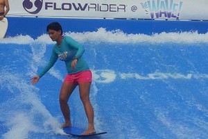 Aksi Gemala Hanafiah Surfing di Pondok Indah