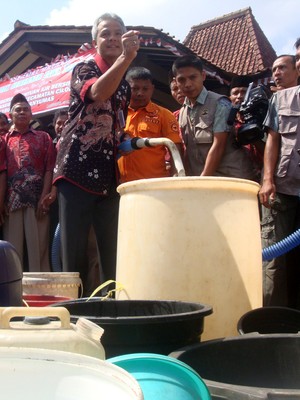 Desa-desa di Banyumas Alami Kekeringan, Ganjar Salurkan Air Bersih