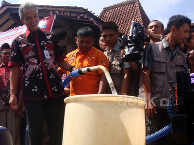Gubernur Jateng Salurkan Air Bersih