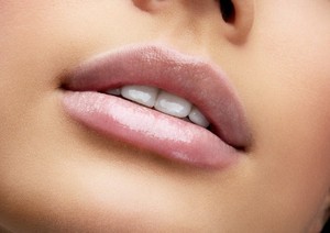 Tips Merawat dan Merias Bibir Saat Kering dan Pecah-pecah