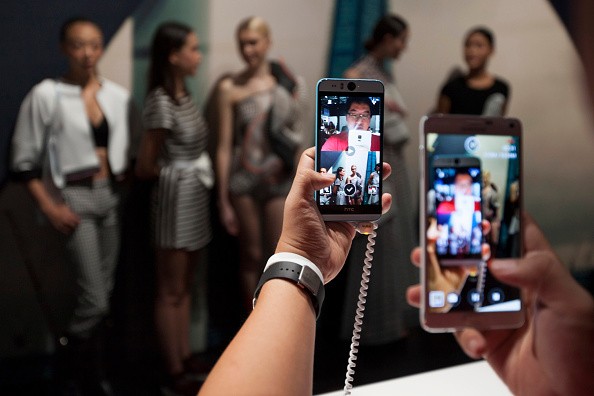 Menjajal Smartphone Raja Selfie HTC Desire Eye Menjajal Smartphone Raja Selfie HTC Desire Eye