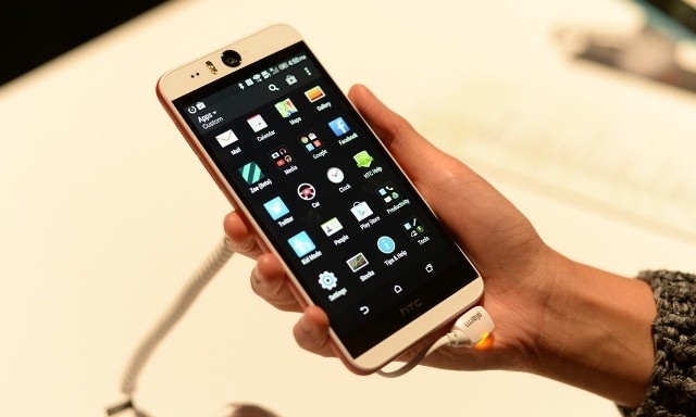 Menjajal Smartphone Raja Selfie HTC Desire Eye