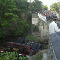 Truk Fuso Nyungsep dan Terbalik ke Sungai Sedalam 10 Meter