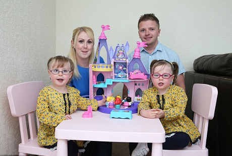 Cerebral Palsy, Bocah Ini Belajar Bicara dan Jalan dari Kembarannya