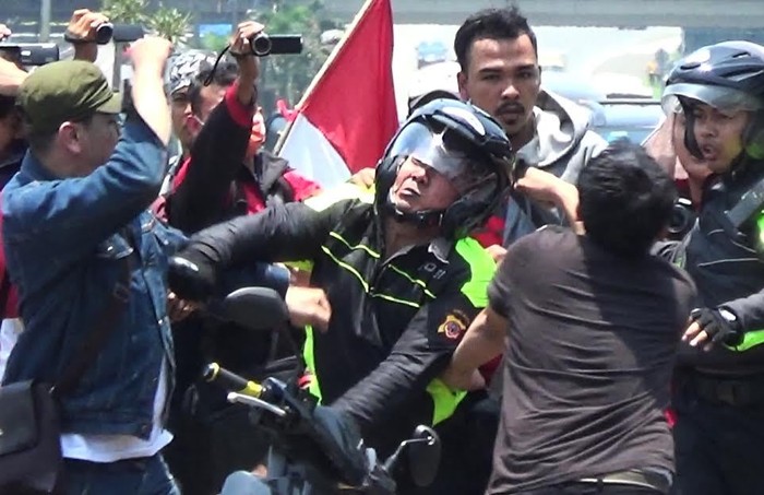 Diwarnai Adu Jotos, Polisi Bubarkan Demo Blokade Jalan di Bogor
