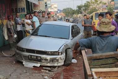 Pengemudi Ngantuk, Mitsubishi Galant Tabrak Pejalan Kaki dan Tiang di Depok