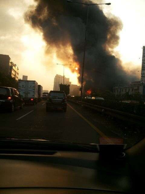 Si Jago Merah Mengamuk di Kali Sekretaris, Lalin Arah Jakarta dan Tomang Padat