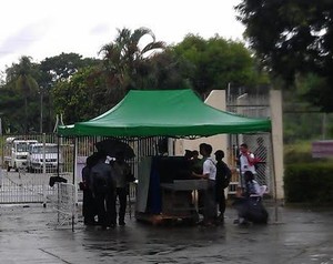 Ketatnya Pemeriksaan Pintu Masuk di Stadion Thuwunna