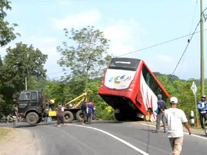 Bus Peziarah asal Indramayu Hampir Terperosok ke Jurang